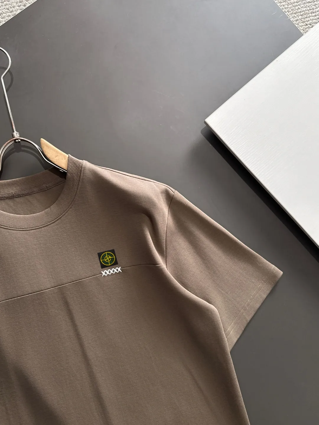 🅿️330 shipped next day. High version Stone Island/Stone Island 25ss spring and summer new high-definition T-shirt. Made with machines imported from Italy. It is truly the most luxurious and high-quality. It is a style that you can wear with your eyes closed. Combed and heavyweight fabrics. High-strength and heavy-weight fabrics feel full of weight when weighed. The upper body is also more textured than ordinary T-shirts and is not easy to deform. This texture can cope with the weather. It is sweat-absorbent and breathable, suitable for both hot and cold conditions! Perfectly produced with reference to the original stitch and stitch! The loose fit design is super noble. Custom-woven signature ribbed collar, cuffs, and hem. Really rare and rare goods Size: M-XXXL